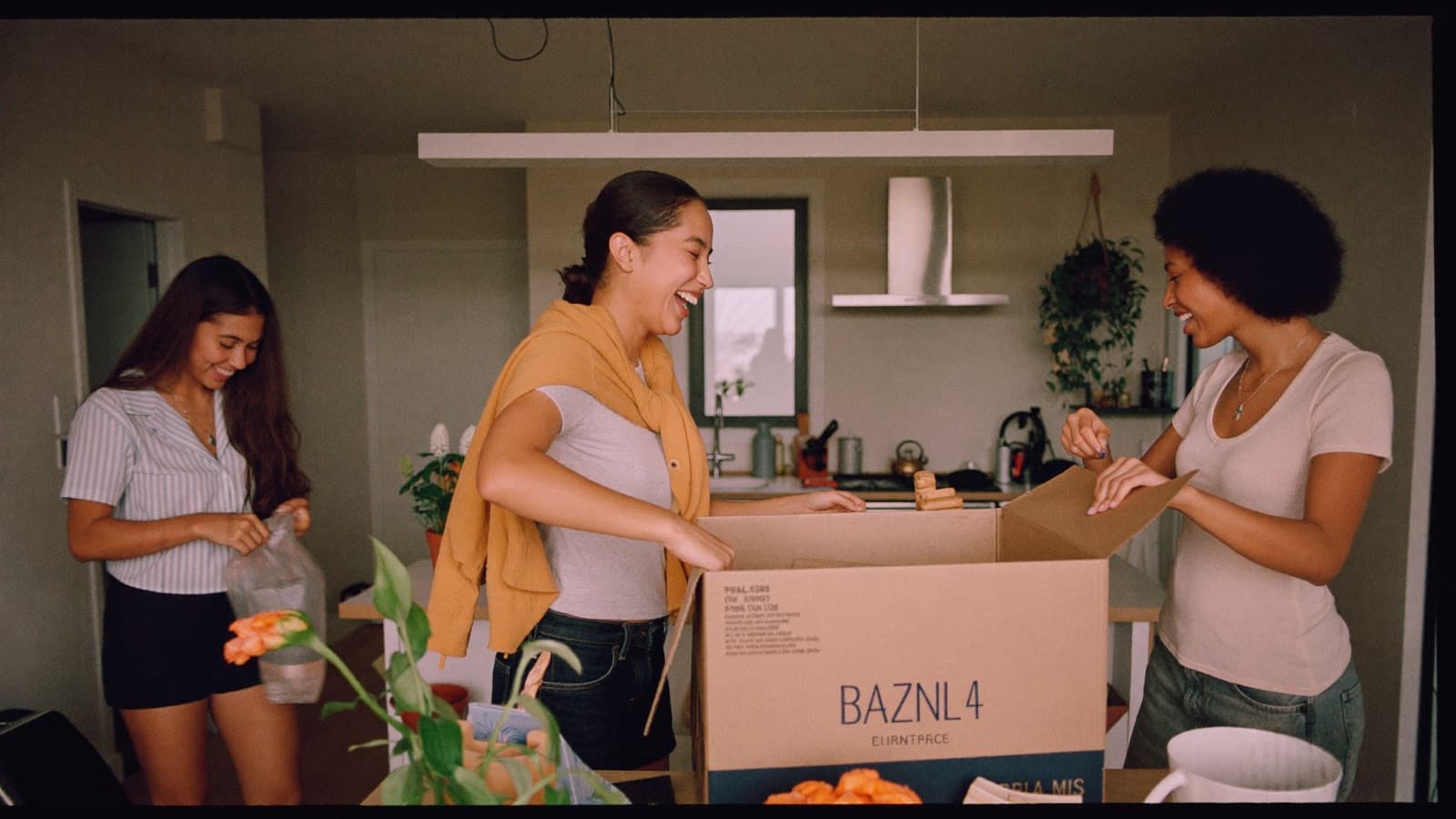 Roommates guardando compras na cozinha do apartamento