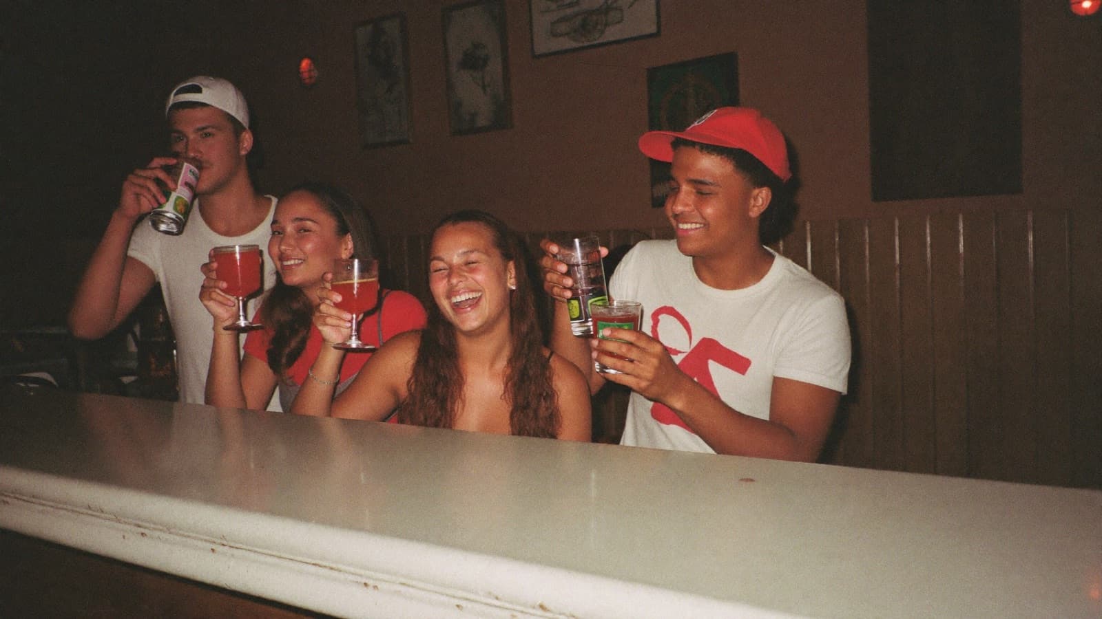 Amigos brindando no balcão de um boteco